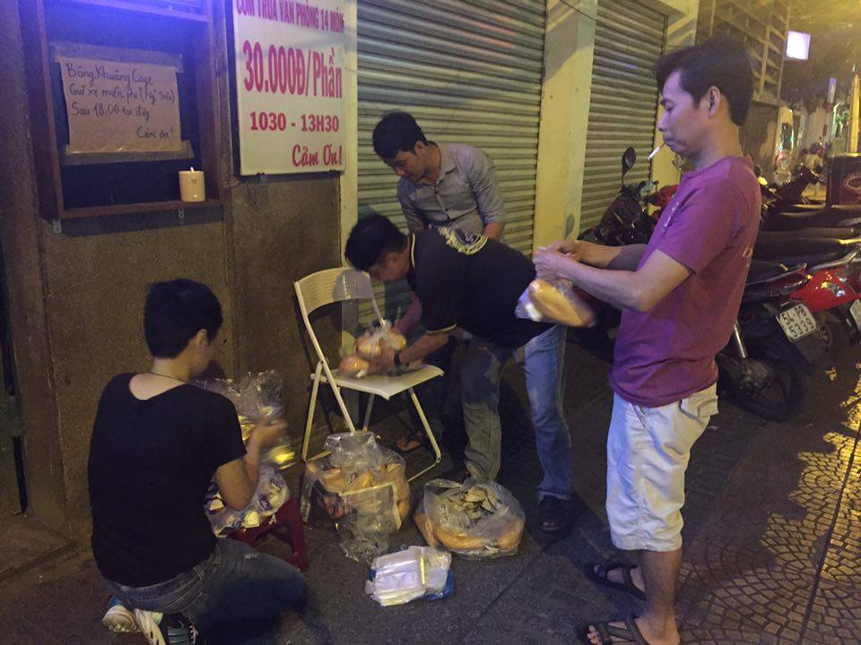 Biết chị Uyên làm việc tốt, người dân và các anh bảo vệ xung quanh liền xung phong hỗ trợ chị gói bánh. Ảnh: FB nhân vật.