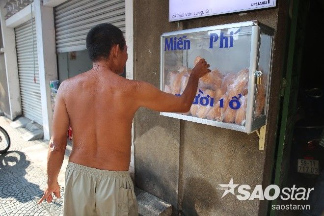 Người dân lao động rất vui mừng khi lấy bánh mì miễn phí. Chị Uyên kể, tối qua có người dân nghèo tới lấy bánh, nói lời cảm ơn xong mà cứ đi lui về phía sau một lúc mới quay lưng đi tiếp, khiến ai chứng kiến cũng thấy thương và cảm động vô cùng.