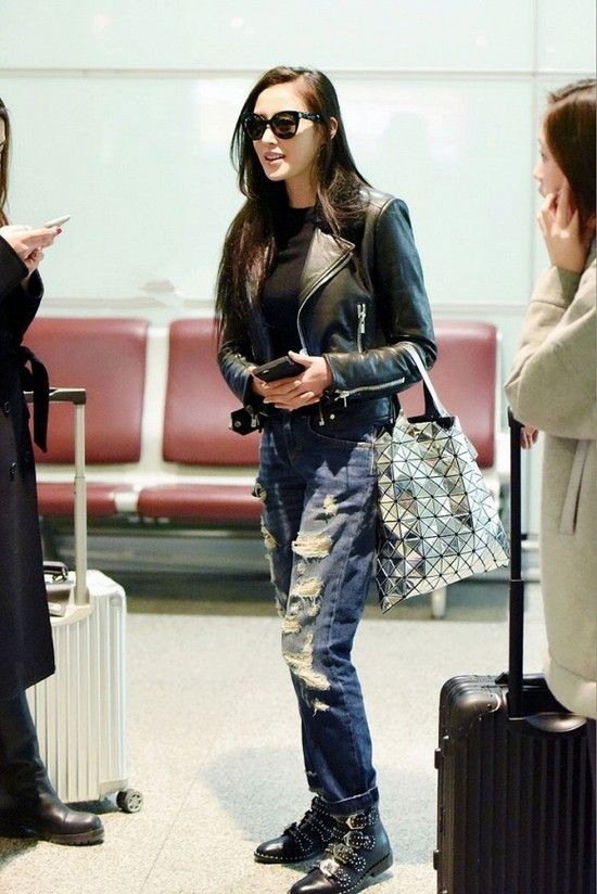 Trương Thiên Ái diện trang phục cá tính tại sân bay.