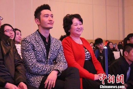 Huỳnh Hiểu Minh và mẹ.