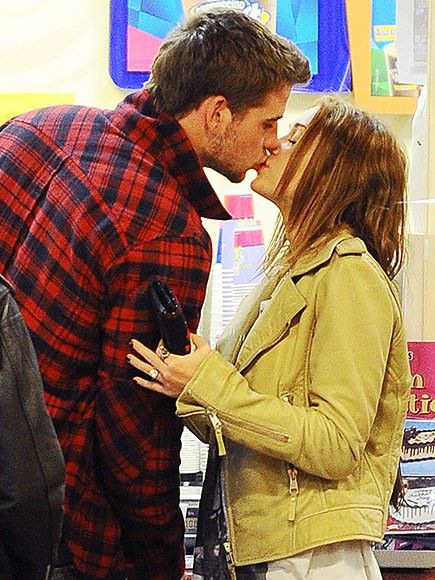 Những ngày mới yêu: Miley Cyrus và Liam Hemsworth gặp nhau trên trường quay The Last Song năm 2009. Ngay sau khi bộ phim đóng máy, 2 diễn viên trẻ công khai hẹn hò khi bị bắt gặp khóa môi ở sân bay. Theo một nguồn tin tiết lộ, nụ hôn tạm biệt của Miley và Liam “giống như cảnh quay trong một bộ phim kinh điển khi chàng trai chuẩn bị lên tàu”.