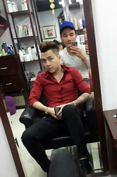Ngoài ca hát, Tiến Dũng mở salon tóc cùng người em để kinh doanh thêm.