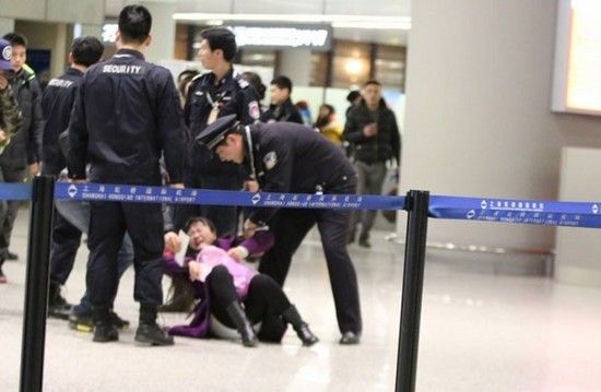 Cảnh tượng không đẹp của trào lưu hâm mộ thần tượng.