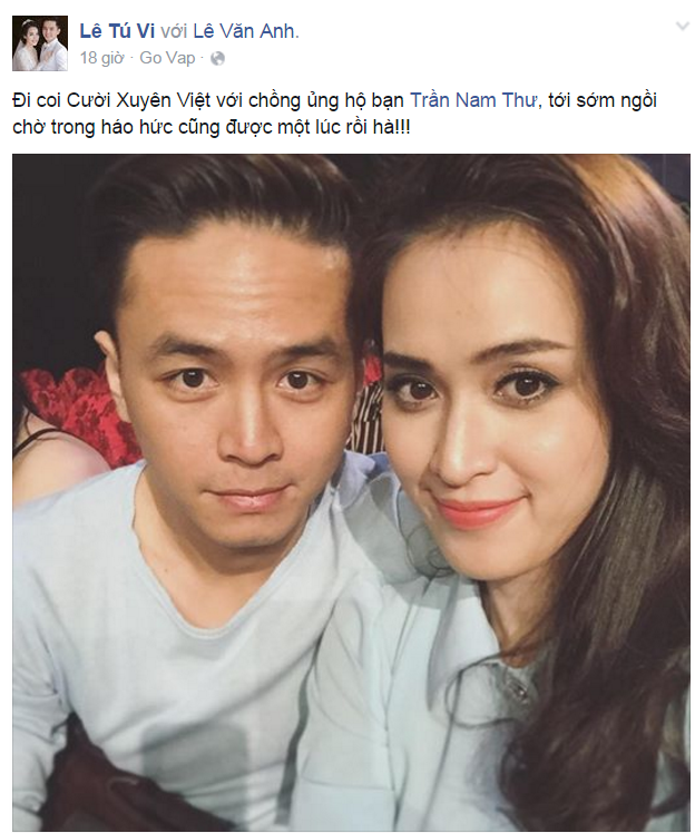 Hai vợ chồng diễn viên háo hức dưới hàng ghế khách mời khi đến chương trình khá sớm.