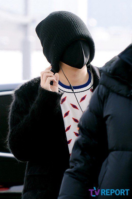 Trên các diễn đàn, trang thông tin, cư dân mạng tự hỏi liệu G-Dragon có nhìn thấy đường đi với kiểu giấu mặt này.