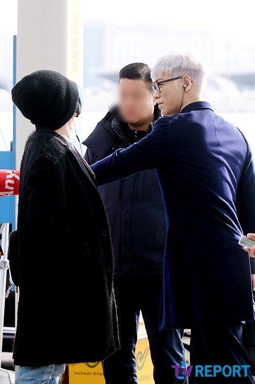 Đôi bạn trò chuyện trước khi bước vào phi trường. Big Bang vừa có chiến thắng mới tại lễ trao giải Golde Disk Awards 2016 vừa diễn ra hôm 20/1.