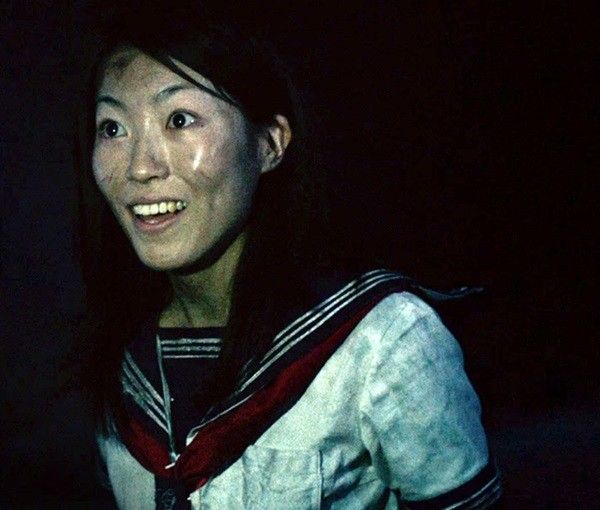 Một trong những nỗi ám ảnh của phim đến từ nhân vật cô nữ sinh ma mị Hoshiko.