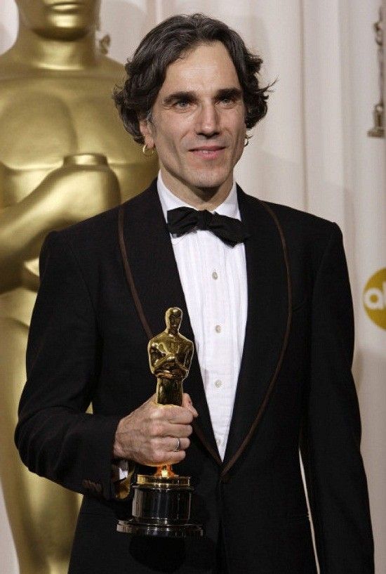 British actor Daniel Day-Lewis poses with the Oscar for best actor for his work in "There Will Be Blood" at the 80th Academy Awards Sunday, Feb. 24, 2008, in Los Angeles. (AP Photo/Kevork Djansezian)