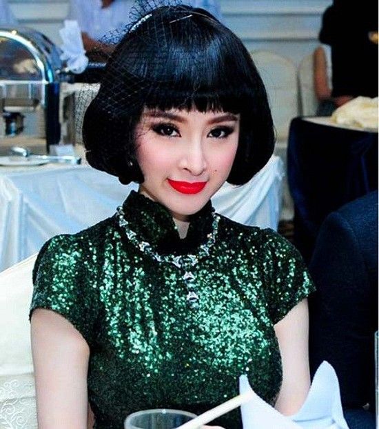 Mặc dù ở độ tuổi đôi mươi nhưng Angela Phương Trinh thường xuyên xuất hiện với những bộ cánh “già dặn”, không hợp tuổi. Cách trang điểm, gout hướng đến hình ảnh quý cô khiến Angela Phương Trinh dừ hơn nhiều.