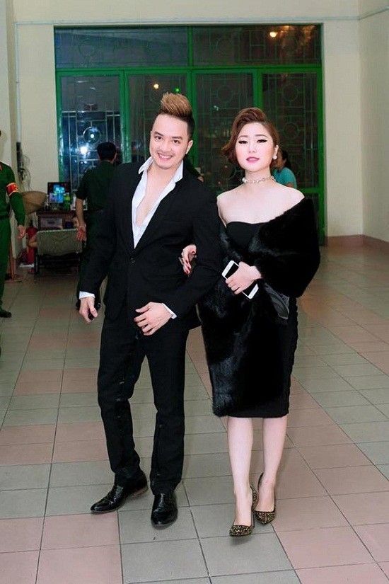 Trong một sự kiện, quán quân Giọng hát Việt mùa đầu gây choáng khi mặc đầm đêm, có áo choàng lông như quý bà đi xem liveshow Đan Trường cùng Cao Thái Sơn.