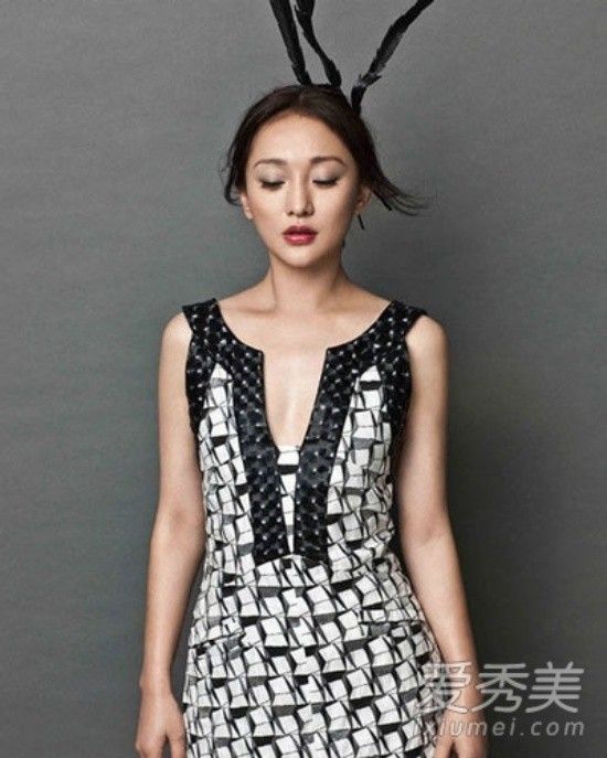 Châu Tấn cũng là một trong số những "mỹ nhân ngực nhỏ" của làng giải trí Hoa Ngữ. Châu Tấn không ngại ngần diện trang phục có thể khiến nhược điểm của cô bị phơi bày. Tuy nhiên, trong mắt công chúng, Châu Tấn vẫn hoàn hảo và có sức quyến rũ khó cưỡng