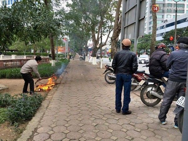 Bác xe ôm đốt lửa sưởi ấm.