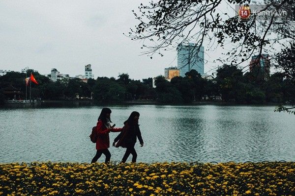 Hai bạn nữ vui đùa và cùng nhau lưu lại khoảnh khắc đẹp