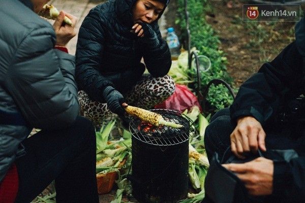 Bắp ngô nướng nóng thu hút người qua đường.