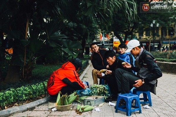 Nhiều người hào hứng với những bắp ngô nướng nóng hổi.