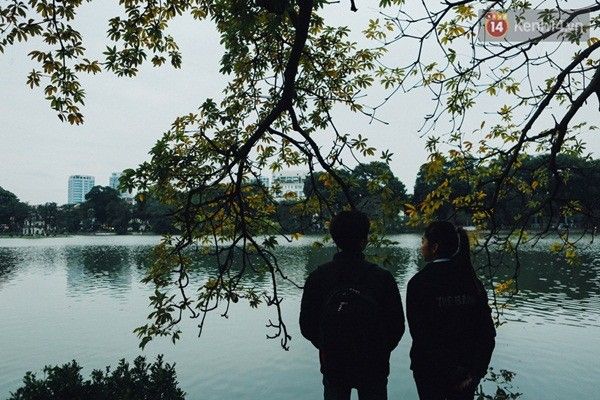 Hai bạn trẻ ngắm Hồ Gươm ngày giá rét.