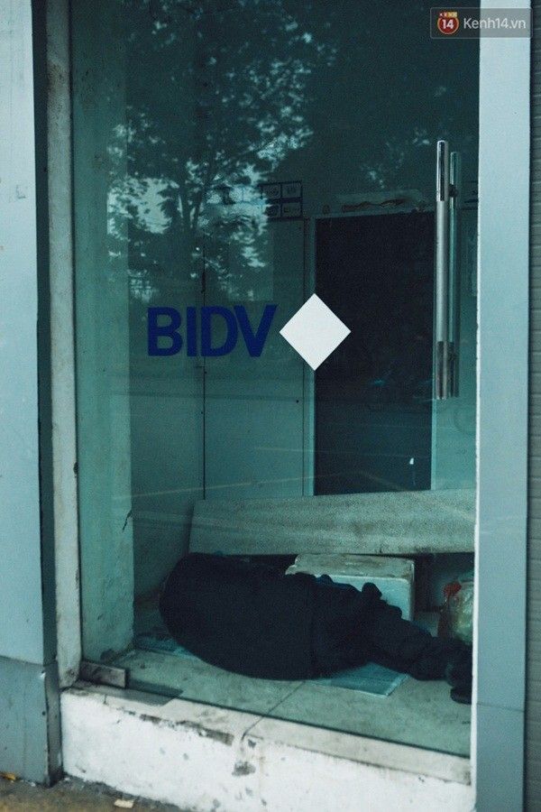 Một người đàn ông chui vào cây ATM để ngủ cho ấm.