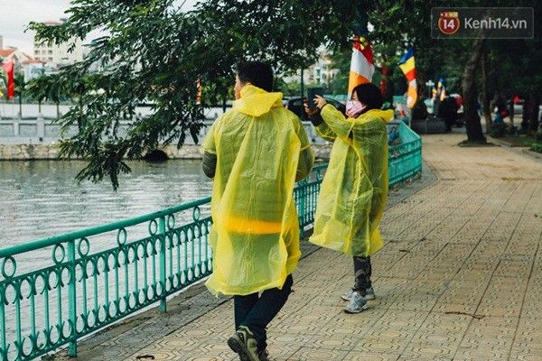 Chiếc áo mưa vàng vô tình trở thành "đồ đôi" trong ngày giá rét.