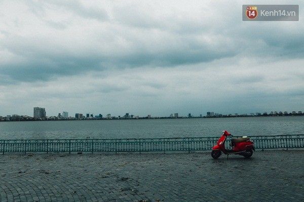 Hồ Tây vắng không một bóng người.