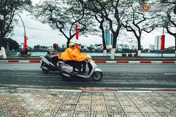 ... Khá nhiều người vẫn mặc thêm áo mưa để tránh rét