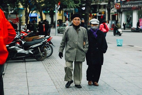 Đôi bạn già khoác tay nhau dạo phố.