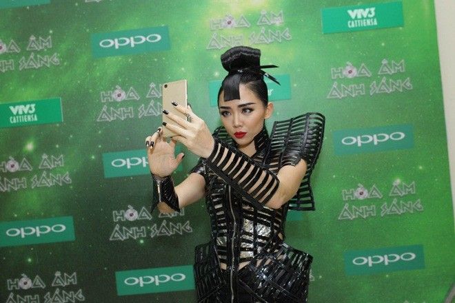 Tối 24/1, Tóc Tiên thú hút nhiều sự chú ý của giới truyền thông lẫn công chúng khi xuất hiện ở livehsow 4 The Remix - Hòa âm ánh sáng 2016 với vai trò ca sĩ khách mời. Bên cạnh phần trình diễn Big Girls Don’t Cry “đã tai sướng mắt”, cô cũng có những giây phút “nghịch ngợm” đáng yêu trong hậu trường.