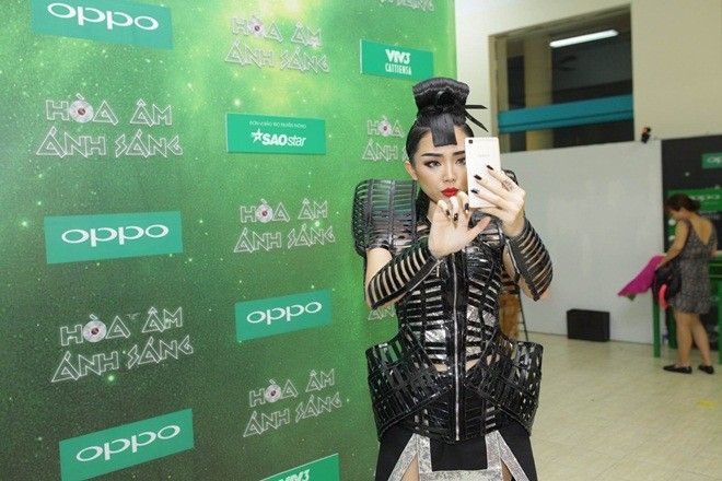 Chia sẻ về cảm xúc khi trở lại chương trình, Tóc Tiên cho biết bản thân rất hồi hộp - như một thí sinh thực thụ. Nữ ca sĩ tâm sự mình cảm thấy xúc động bởi tối 24/1 cũng là ngày kỷ niệm một năm livehsow đầu tiên của The Remix - Hòa âm ánh sáng 2015 lên sóng.