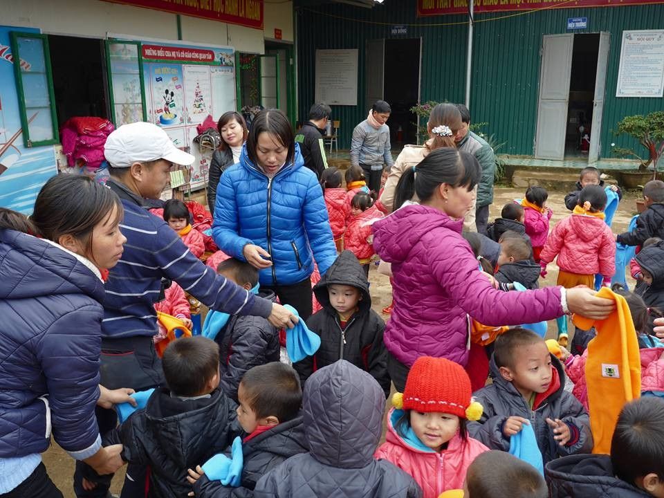 Chương trình "Cơm có thịt" của ông Trần Đăng Tuấn thường tập trung trẻ em tại các điểm trường.