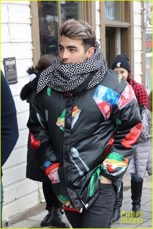 nick-joe-jonas-sundance-film-festival-saturday-fan-selfies-02