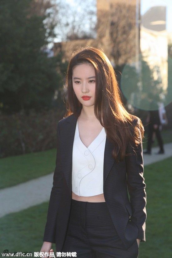 Cô chỉ đẹp khi không cười.