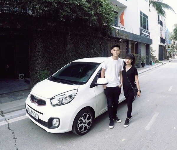 Trang Lou - Tùng Sơn bên chiếc xế hộp.