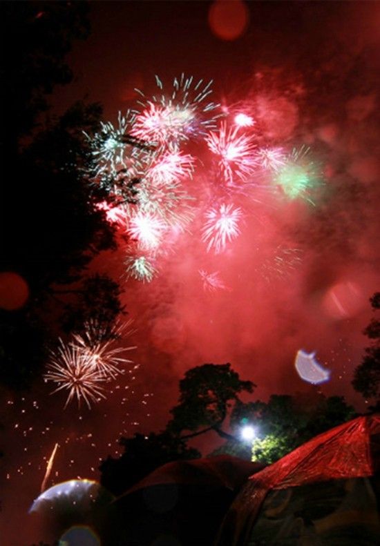 Màn bắn pháo hoa đêm giao thừa luôn là sự kiện được đông đảo người dân chờ đón, ai cũng muốn tìm được một vị trí đẹp để xem. Ảnh: Nam Nguyễn.