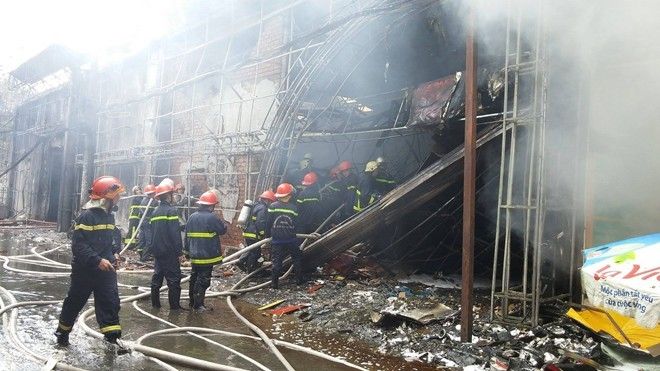 Chị Bạch Yến, quản lý cửa hàng Thế giới di động cho biết, lúc xảy ra cháy bên trong có khoảng 10 nhân viên. Những người này chỉ kịp dắt xe máy của mình và khách hàng đi nơi khác, còn tài sản bên trong thì không di dời kịp.