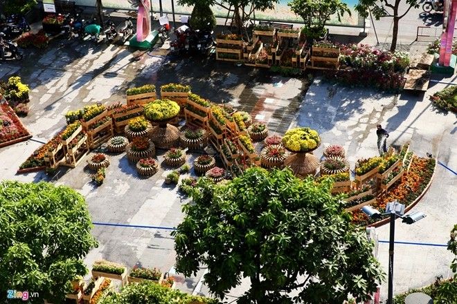 Kết thúc đường hoa tại đường Tôn Đức Thắng là đại cảnh Xuân Thịnh Vượng nhằm chuyển tải mong muốn mọi người được sống trong thiên nhiên trong lành.Đại cảnh là hình ảnh một quả cầu xanh bên trên những gợn sóng hoa trùng trùng điệp điệp như lời nhắn gửi ước mơ, mong muốn chỉ có thể thành sự thật nếu được mọi người ủng hộ và hợp sức tạo nên. Anh Chiêm Thành Long - Đại diện đơn vị thi công chia sẻ, đường hoa năm nay sẽ mang đến cho du khách những góc nhìn hoàn toàn mới lạ, thú vị, điểm nhấn là sự hiện đại, hội nhập và phát triển. Một vài hình ảnh của đường hoa: