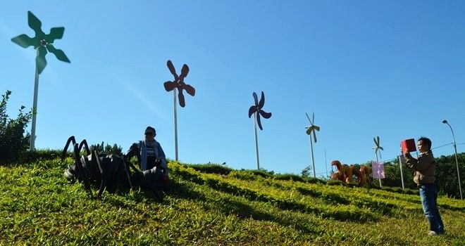 Công viên không những thu hút trẻ em, nhiều người lớn cũng đến đây tham qua và chụp hình. Trong ảnh các cây quạt gió được làm từ những phế liệu đơn vị thu được.