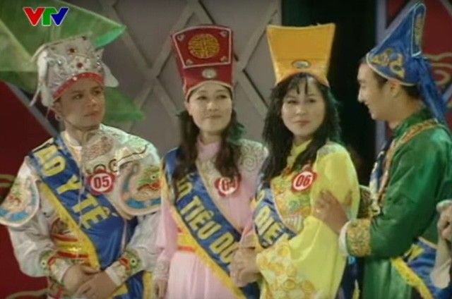 Chương trình bắt đầu đa dạng hơn Cuộc thi Hoa Táo 2009 với những bộ trang phục tràn ngập sắc màu