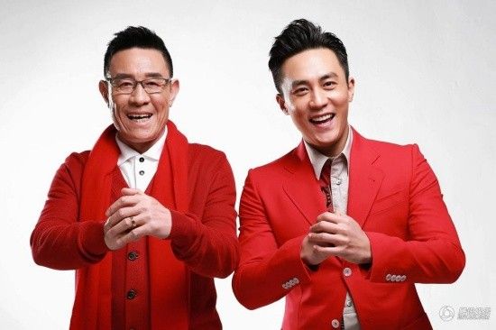 Đỗ Thuần và cha chúc mừng năm mới trong sắc đỏ rực rỡ.