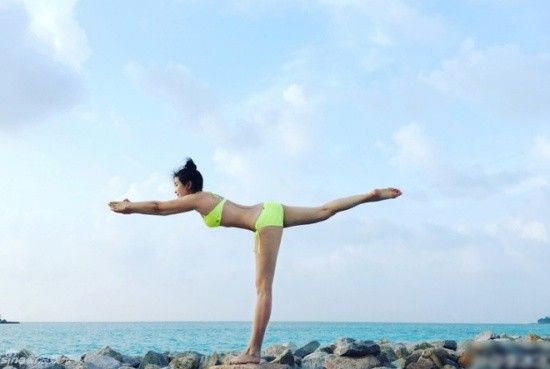 Cô thể hiện những động tác yoga chuyên nghiệp.