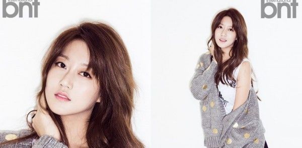 Là một trong những thành viên sở hữu gương mặt ngây thơ nhưng thân hình lại cực kỳ quyến rũ. Seung Ah chọn cho mình áo tanktop trắng bên trong cùng chiếc cardigan xám với những chấm bi metalic độc đáo.