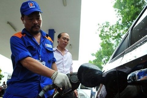 Giá xăng hiện đã ở mức thấp nhất tròng vòng 7 năm qua. Ảnh: Hoàng Hà.