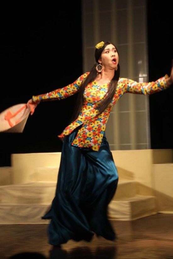 Khán giả yêu mến anh bởi sự duyên dáng và ứng biến nhanh trên sân khấu.