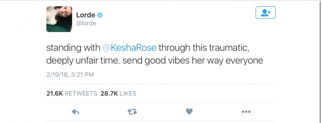 Sao đồng loạt ủng hộ cô trên Twitter 