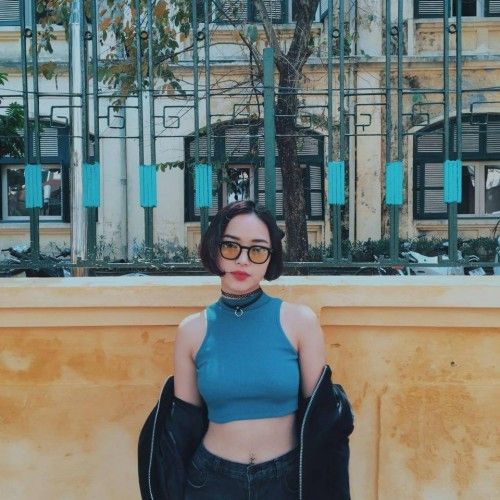 Cô nàng hot girl Chou Chou cũng xính cho mình chiếc kính tròng màu trong chuyến đi du lịch gần đây.