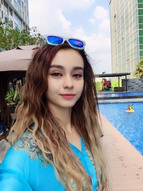 Mlee không những chọn kính tròng xanh mà còn phản quang nữa.