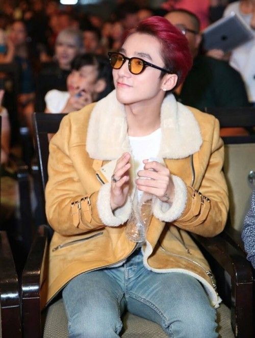 Sơn Tùng không hổ danh là fan G Dragon khi chàng cũng mua cho mình một chiếc kính tương tự thần tượng.