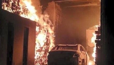 Nhà và xe cùng cháy rụi sau khi bị chú chuột chạy vào.