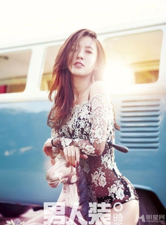 Trương Tử Huyên ngày càng đẹp và gợi cảm theo thời gian. Gương mặt V-line thanh tú là cội nguồn nghi vấn cô thẩm mỹ.