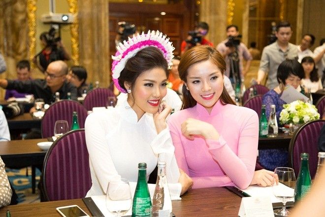 Lan Khuê và Kỳ Duyên thân thiết trong buổi họp báo.