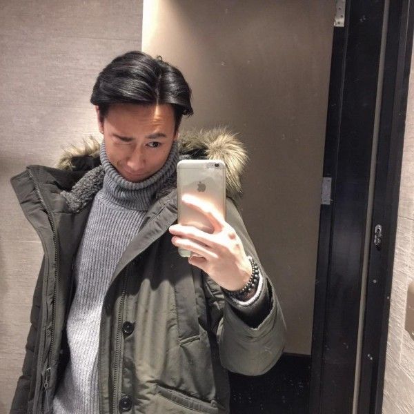 Chàng tạo dáng vui nhộn bên chiếc fur coat.