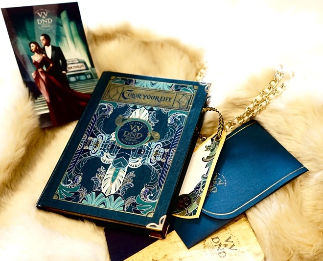 Lật mở thiệp cưới, bên trong là một tấm ảnh vẽ chân dung của Victor Vũ - Ngọc Diệp trong trang phục cưới đang hạnh phúc bên nhau cùng hướng về tương lai. Hình ảnh của cả hai được mang đậm dấu ấn cổ điển của thập niên những năm 1920 từng được khán giả biết đến qua bộ phim "Gatsby".